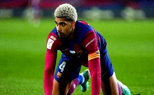 半岛体育入口-包含巴萨后防线连线失误频出，紧急补强解困的词条