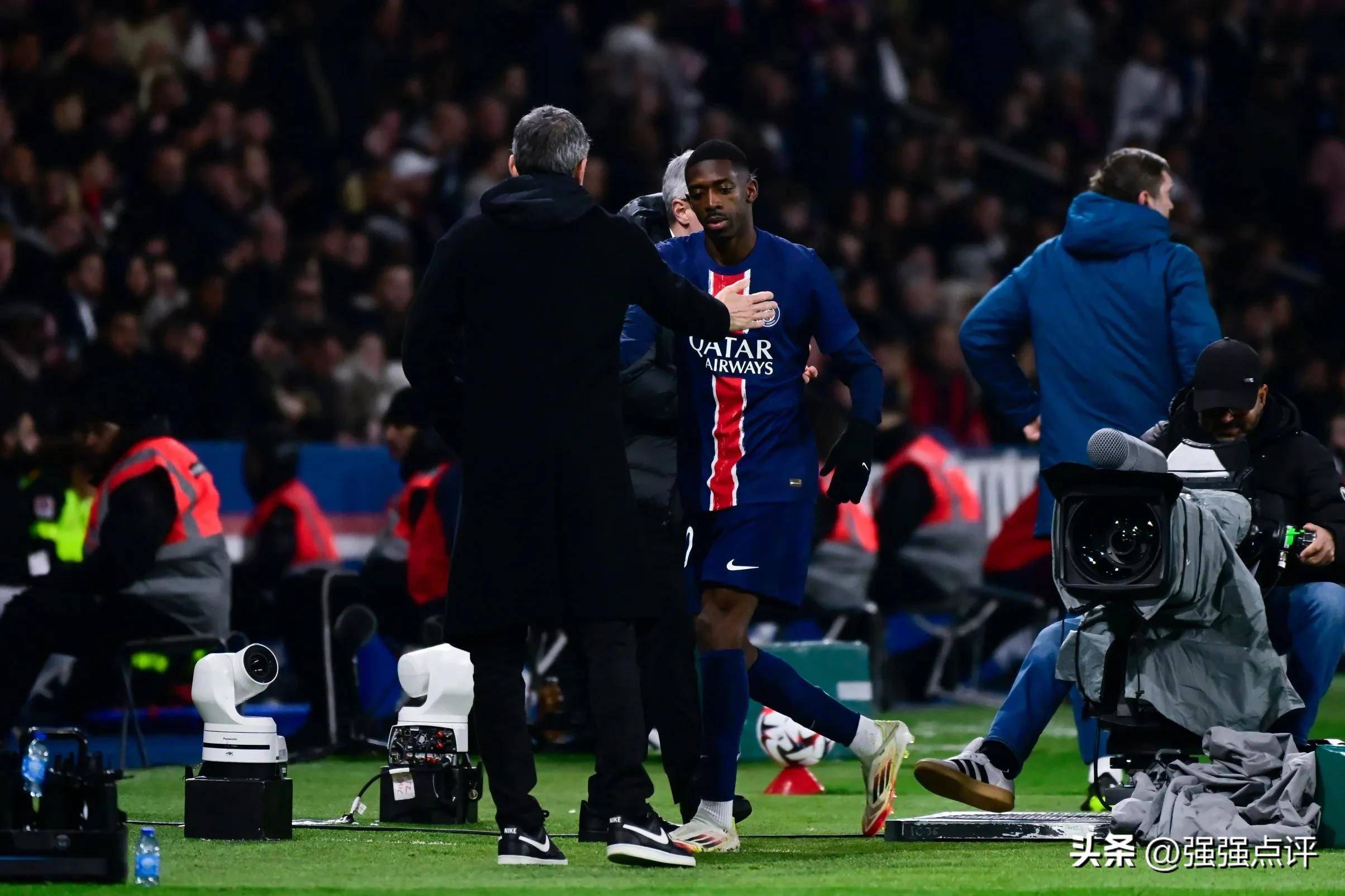 半岛体育官方网站-巴黎圣日耳曼客场混战，晋级前途未卜