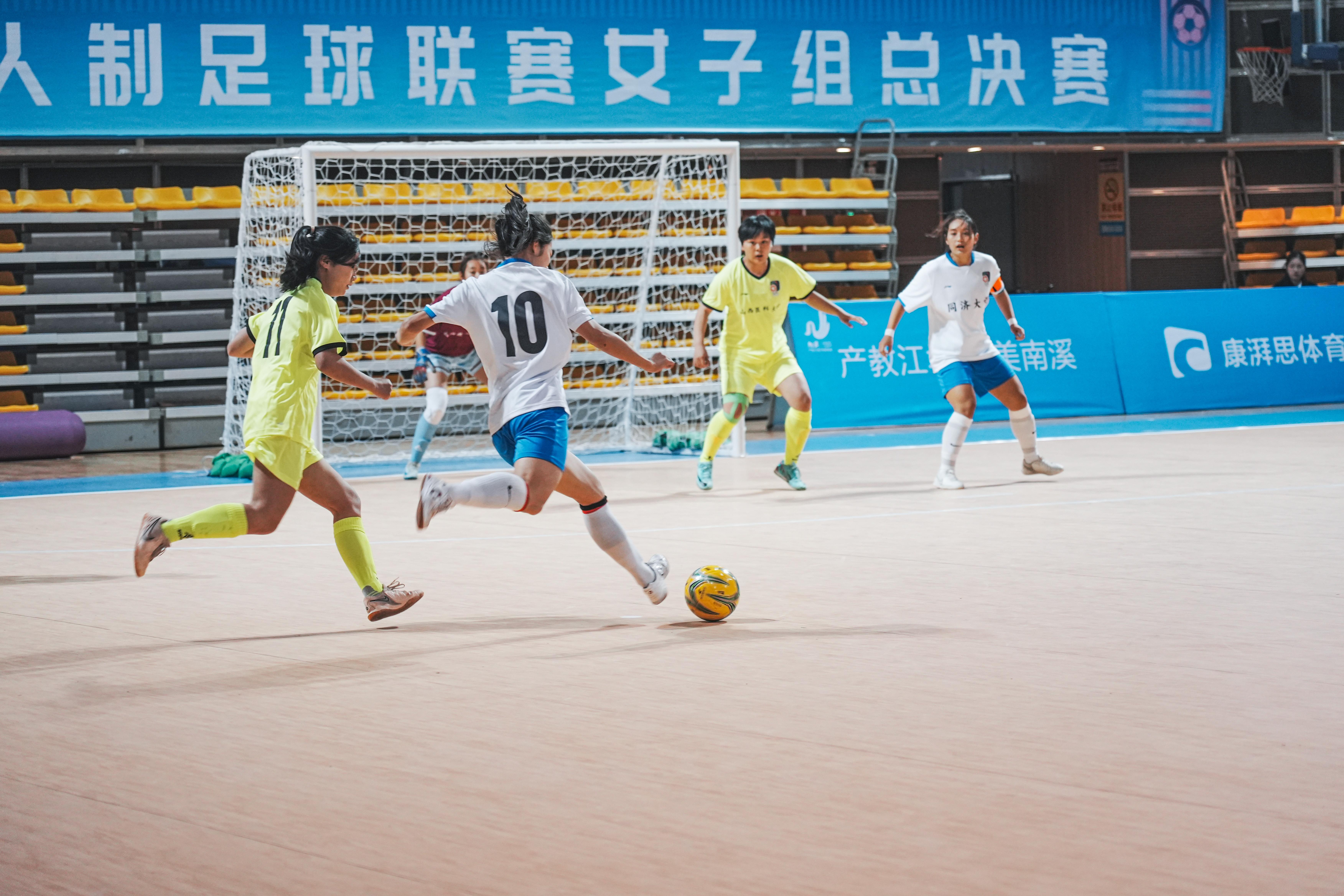 半岛app官网-包含足球场上女性运动员的激情对决令人振奋的词条