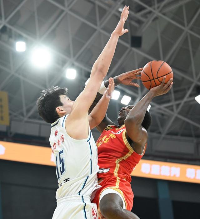 半岛体育官方网站入口-湖北华凯主场告捷，成功挤进积分榜前十